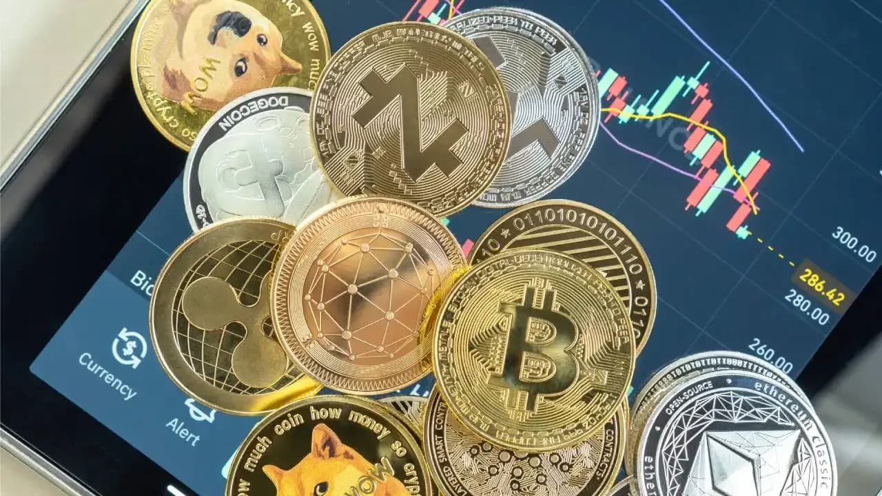 ما هي العملات المشفرة؟ دليل مبسط لفهم عالم الكريبتو من البيتكوين إلى البلوكشين